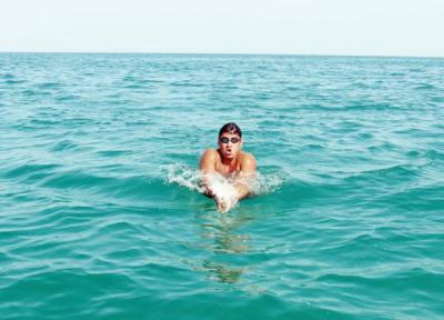 رکورد جوان 18 ساله که دور جزیره کیش را یک نفس شنا کرد ، دور جزیره در 13 ساعت و نیم